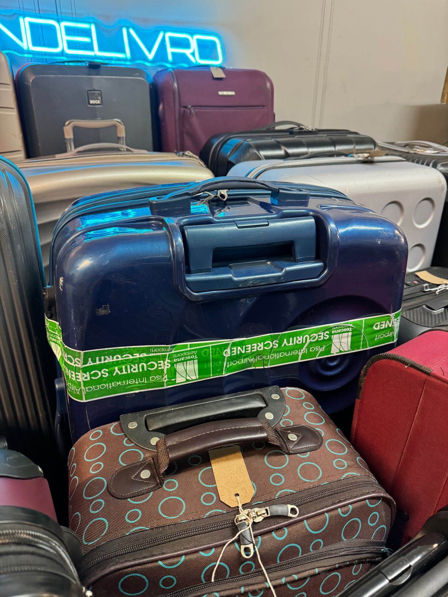 Full Lost and Unclaimed Airport Luggage Cases